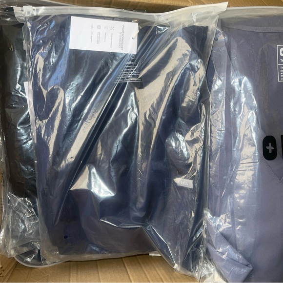 *Brand New* Figs Women's Navy Zamora Jogger Pants and Casma Top Scrub Set - Picture 11 of 12